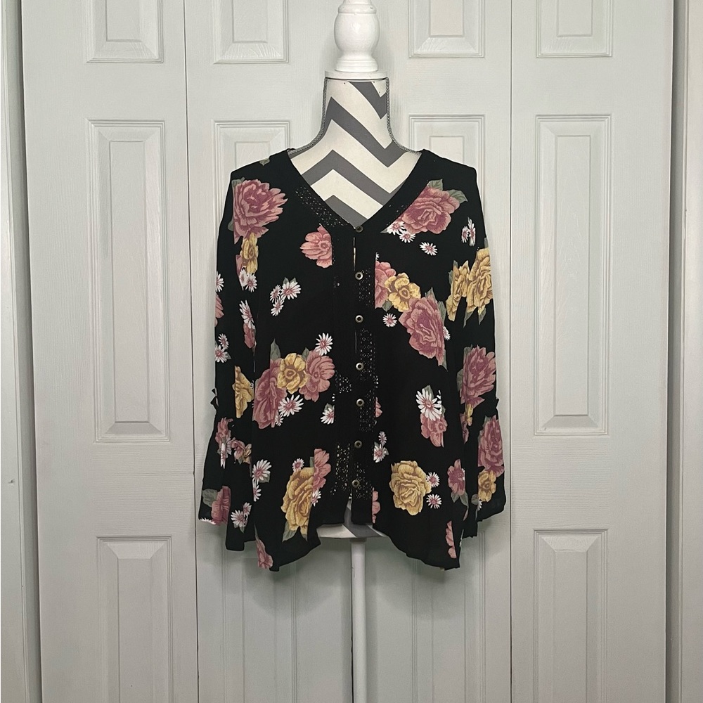 ❗️Closet Clear Out❗️Maurices Floral Buttoned Top